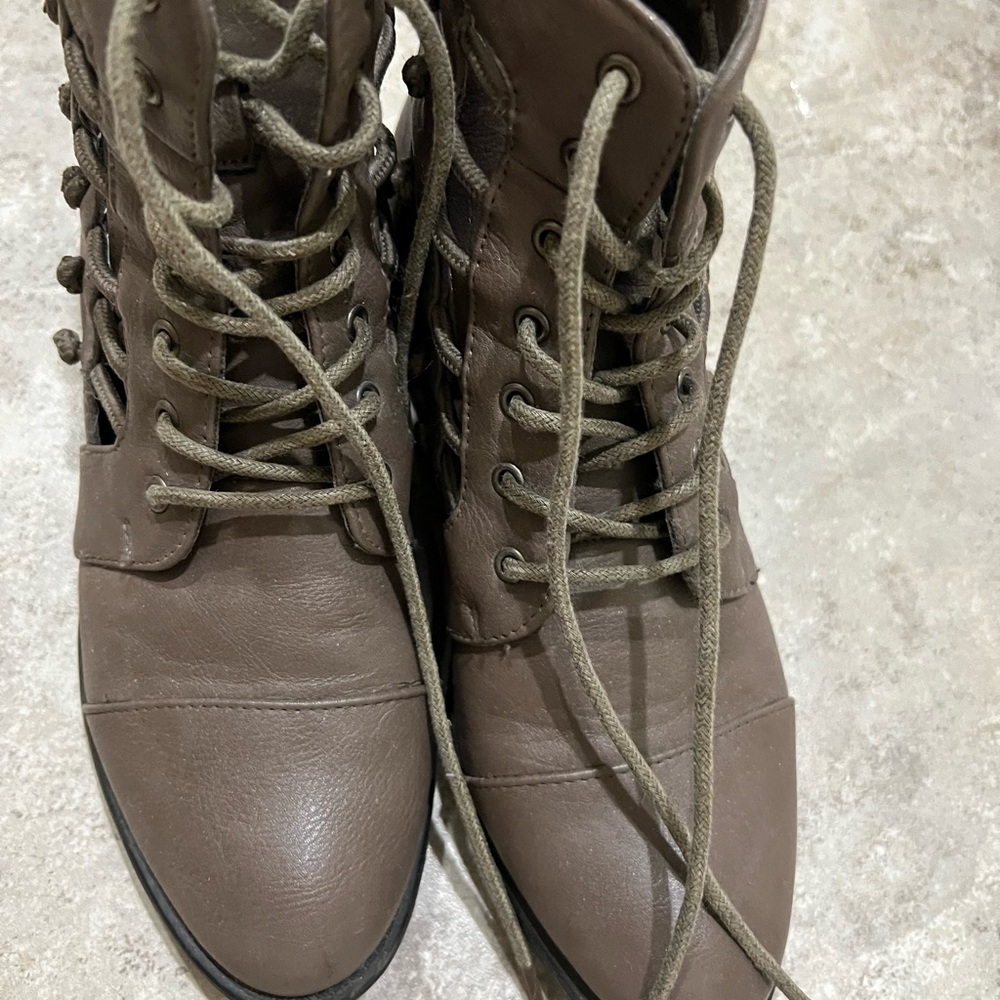 👢 - Picture 3 of 4